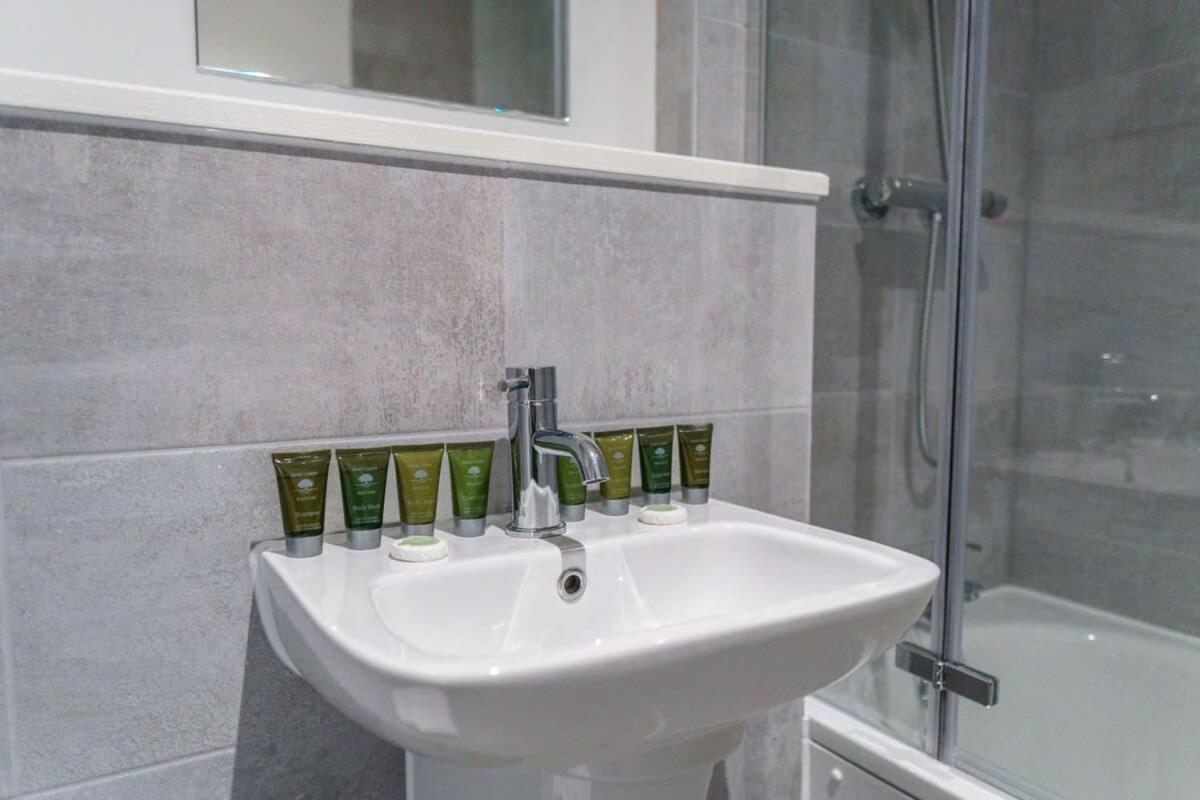 Stunning 2 Bed Apartment In Salford With Views マンチェスター エクステリア 写真